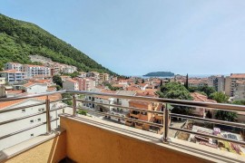 Sunny Three-bedroom apartment