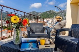 Arvala Apartments - Deluxe apartment with side sea view