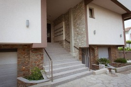 Il Karina Apartment di Budva si trova vicino alla spiaggia e presenta un balcone con vista sul mare.