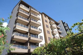 Il Karina Apartment di Budva si trova vicino alla spiaggia e presenta un balcone con vista sul mare.