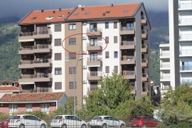 Il Karina Apartment di Budva si trova vicino alla spiaggia e presenta un balcone con vista sul mare.