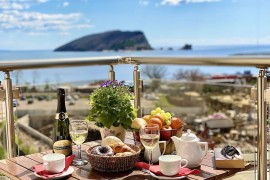 Il Karina Apartment di Budva si trova vicino alla spiaggia e presenta un balcone con vista sul mare.