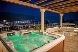 Appartamento attico con jacuzzi sulla terrazza