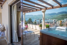 Appartamento attico con jacuzzi sulla terrazza