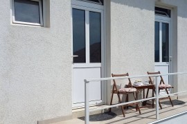 Lux Studio Apartment - 5min from the beach!