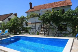 Bella villa con grande piscina privata e splendida vista sul mare e sulle montagne