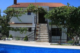 Bella villa con grande piscina privata e splendida vista sul mare e sulle montagne