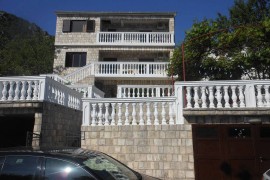 Bella villa con grande piscina privata e splendida vista sul mare e sulle montagne