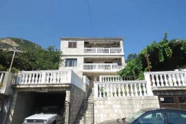 Bella villa con grande piscina privata e splendida vista sul mare e sulle montagne