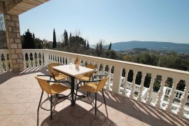 Bella villa con grande piscina privata e splendida vista sul mare e sulle montagne