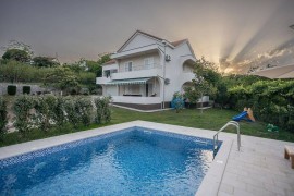 Captivating 4Bd Villa with Outdoor Pool and Garden