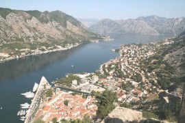 Character ben attrezzata (a destra) monolocale nel centro storico di Kotor