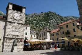 Character ben attrezzata (a destra) monolocale nel centro storico di Kotor