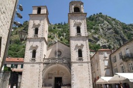 Character ben attrezzata (a destra) monolocale nel centro storico di Kotor