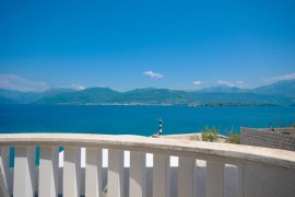 Meraviglioso monolocale con jacuzzi e spiaggia privata, Montenegro, tivat