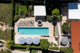 Villa Lastva è una villa di lusso a cinque stelle fronte mare con piscina privata