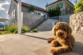 Villa Lastva è una villa di lusso a cinque stelle fronte mare con piscina privata