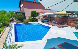 Casa vacanza per 8 persone con terrazza, Croatia, Bilice, Šibenik-Knin