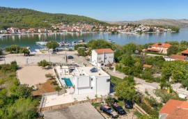 Casa vacanza per 8 persone con terrazza, Croatia, Bilice, Šibenik-Knin