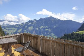 Chalet 'Griawanghütt'n Zillertal' con vista sulle montagne, terrazza privata e balcone