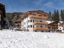 Elegant holiday home, 400m to the ski bus