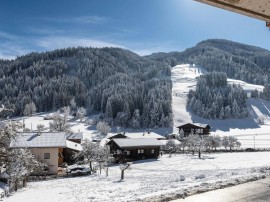 Elegant holiday home, 400m to the ski bus