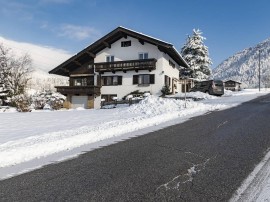 Beautiful group house, ski lift nearby