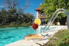 Villa panoramica sulle colline delle Langhe immersa tra i vigneti parco piscina, Italia, Farigliano, Langhe