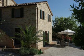 Quietly situated vacation home with pool for 12-14 pers., Italy, Cupramontana, Provincia di Ancona